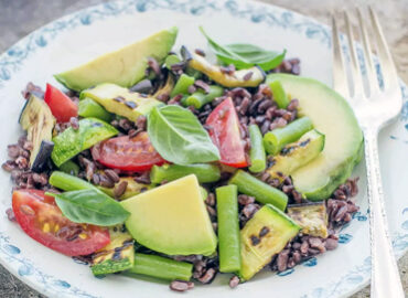 Insalata di riso venere, verdure e avocado
